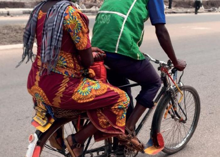 Une femme et un homme sur un vélo